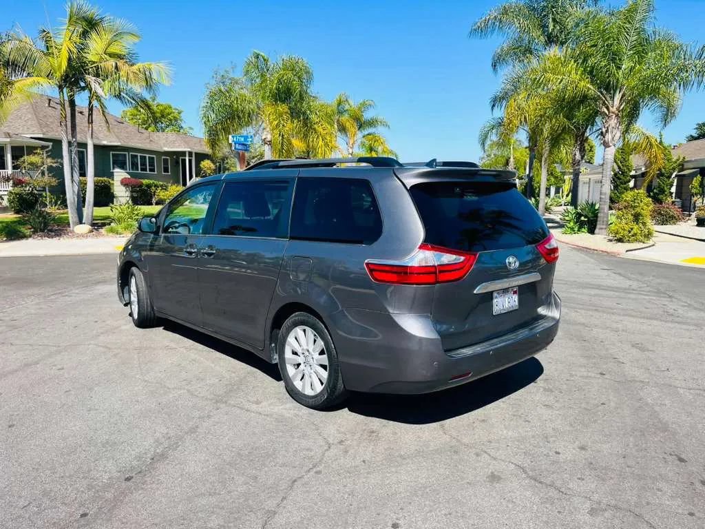 Used 2017 Toyota Sienna Limited FWD image 6