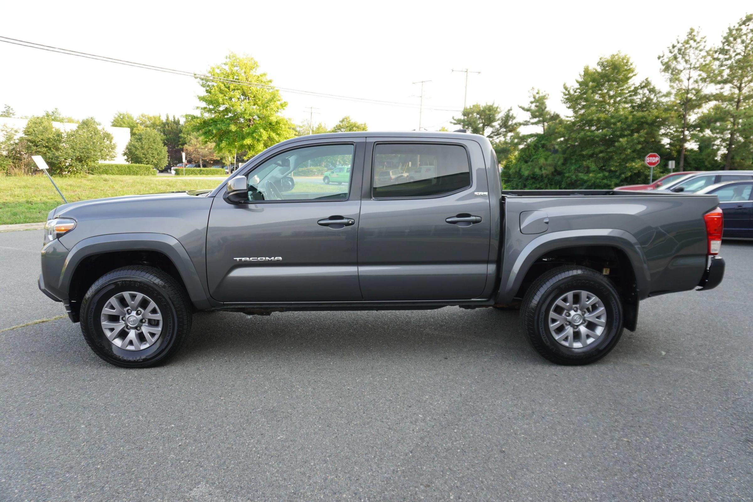 Used 2018 Toyota Tacoma SR5 AWD/4WD image 4