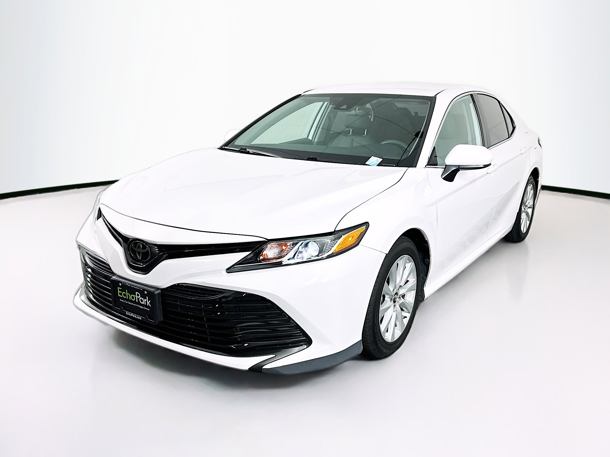 Used 2019 Toyota Camry LE image 3