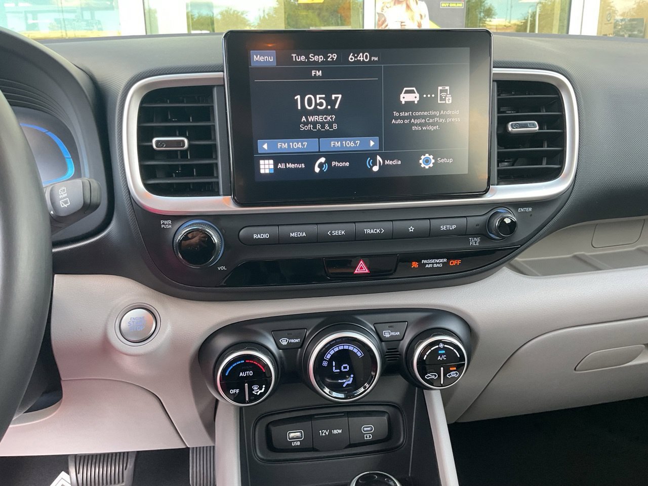 Used 2025 Hyundai Venue SEL FWD image 30