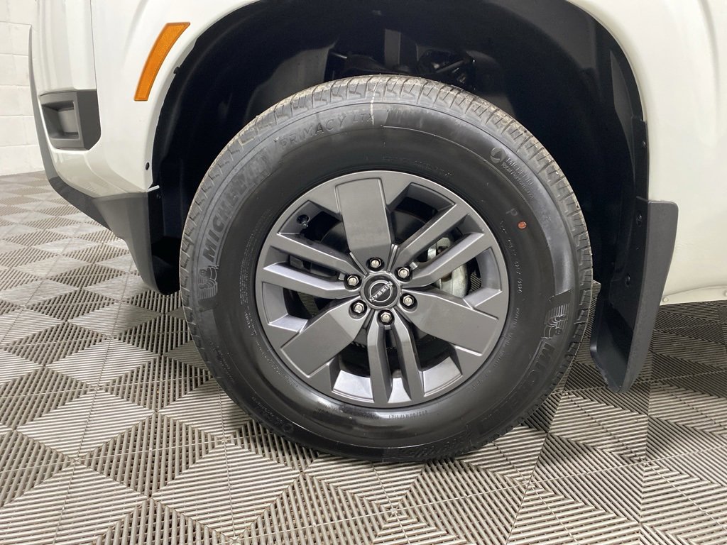 Used 2025 Nissan Frontier SV image 9