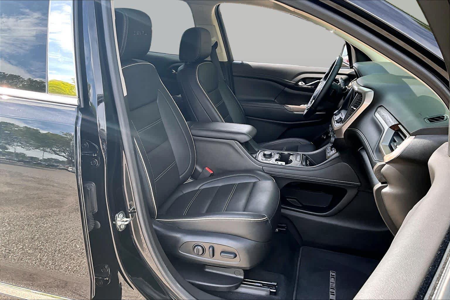 Used 2023 GMC Acadia Denali w/ Denali Ultimate Package FWD image 9