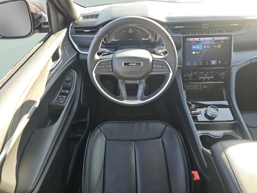 Used 2025 Jeep Grand Cherokee Limited w/ Luxury Tech Group II image 4