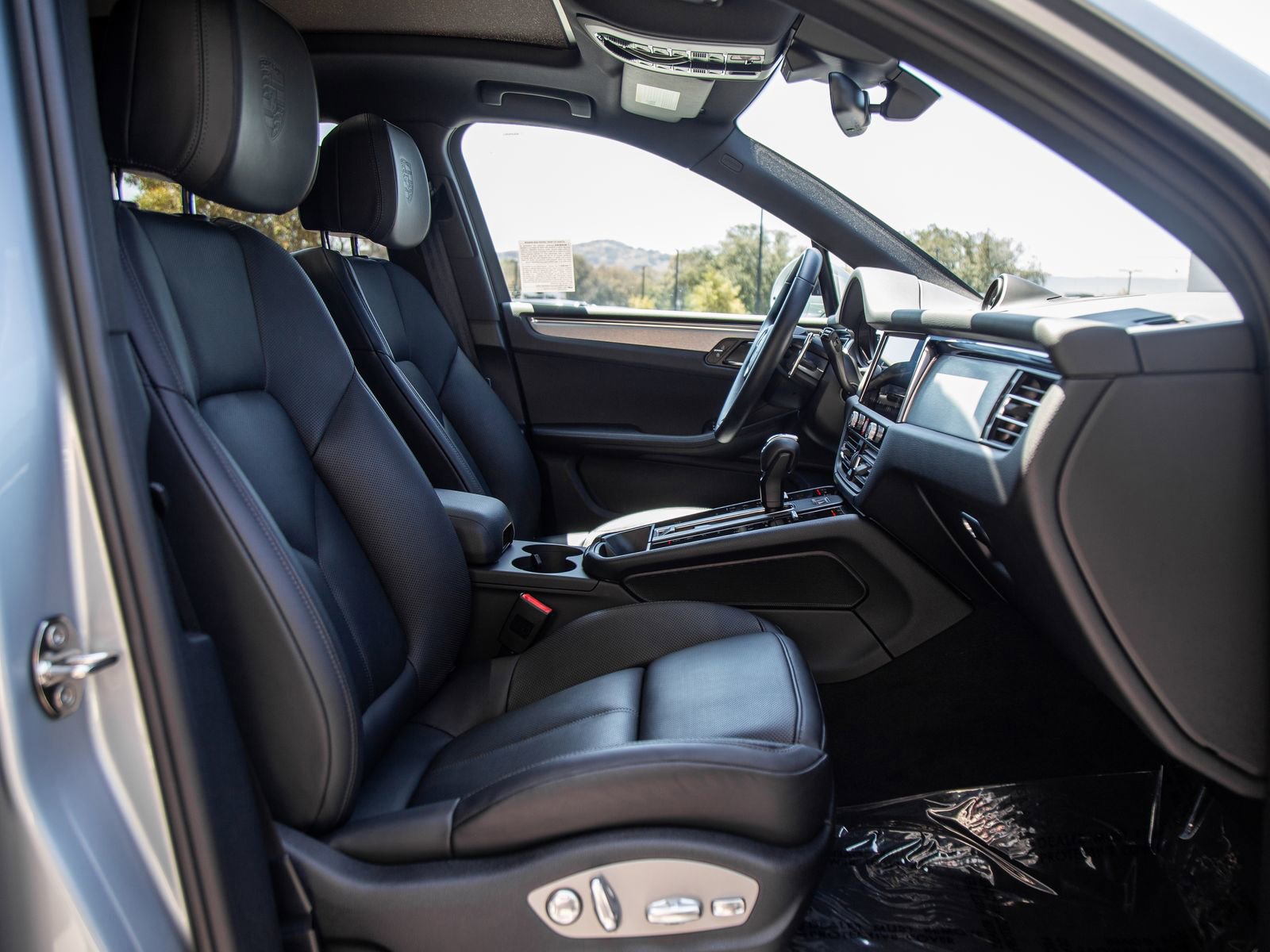 Certified 2025 Porsche Macan AWD/4WD image 26
