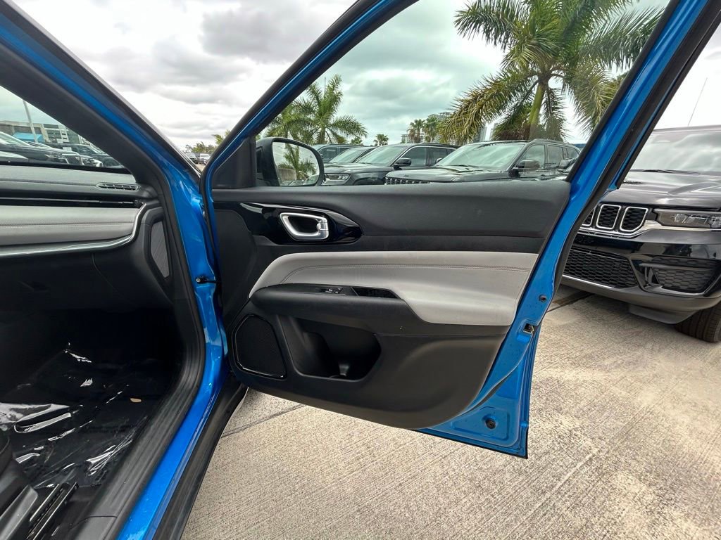 Used 2023 Jeep Compass Limited AWD/4WD image 31