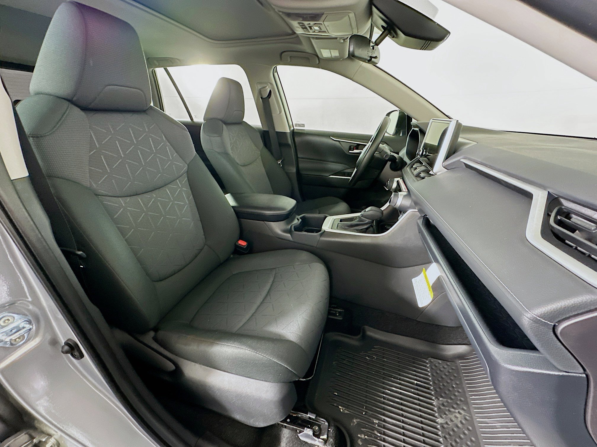Used 2025 Toyota RAV4 XLE w/ Convenience Package FWD image 31