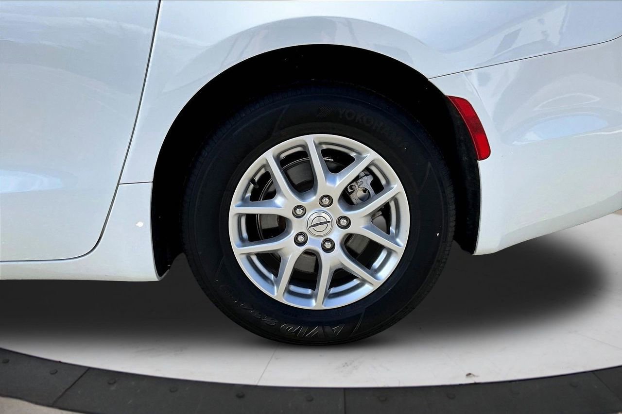 Certified 2024 Chrysler Pacifica Touring-L FWD image 35