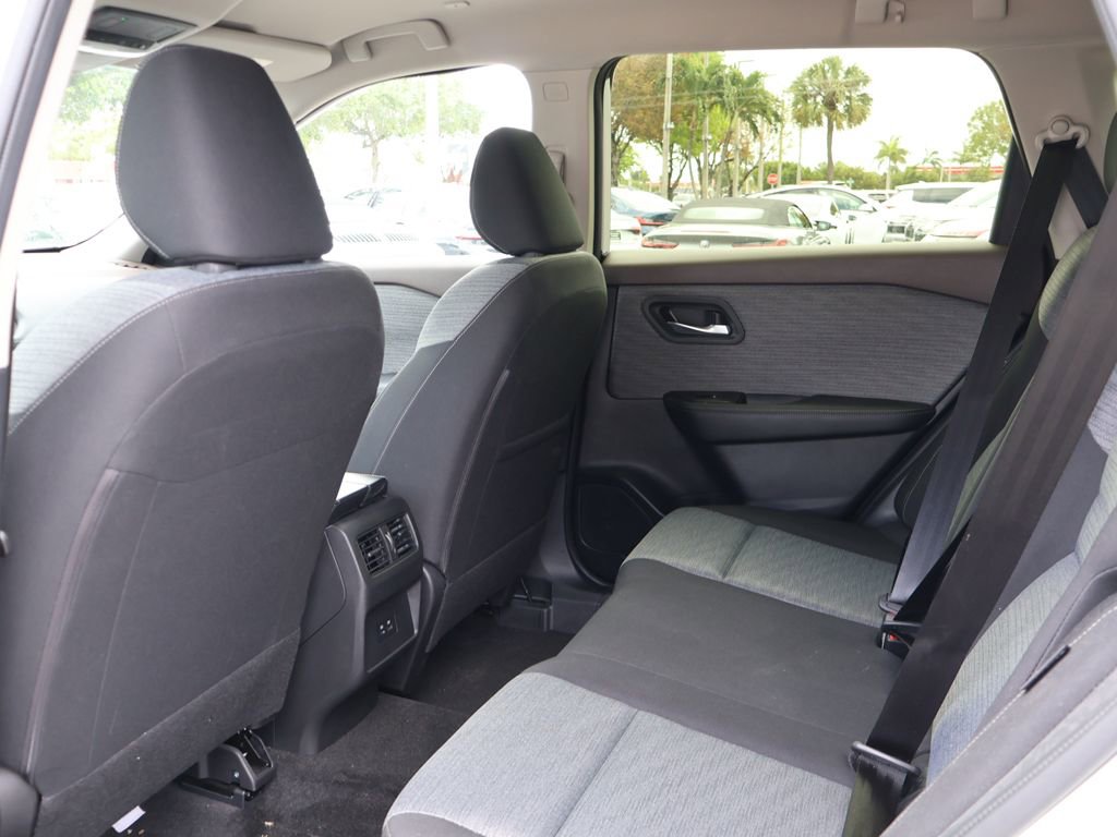 Used 2023 Nissan Rogue SV FWD image 31