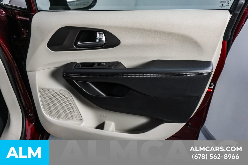 Used 2023 Chrysler Pacifica Touring-L FWD image 35