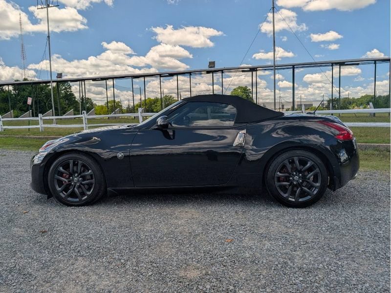 Used 2018 Nissan 370Z Touring RWD image 9