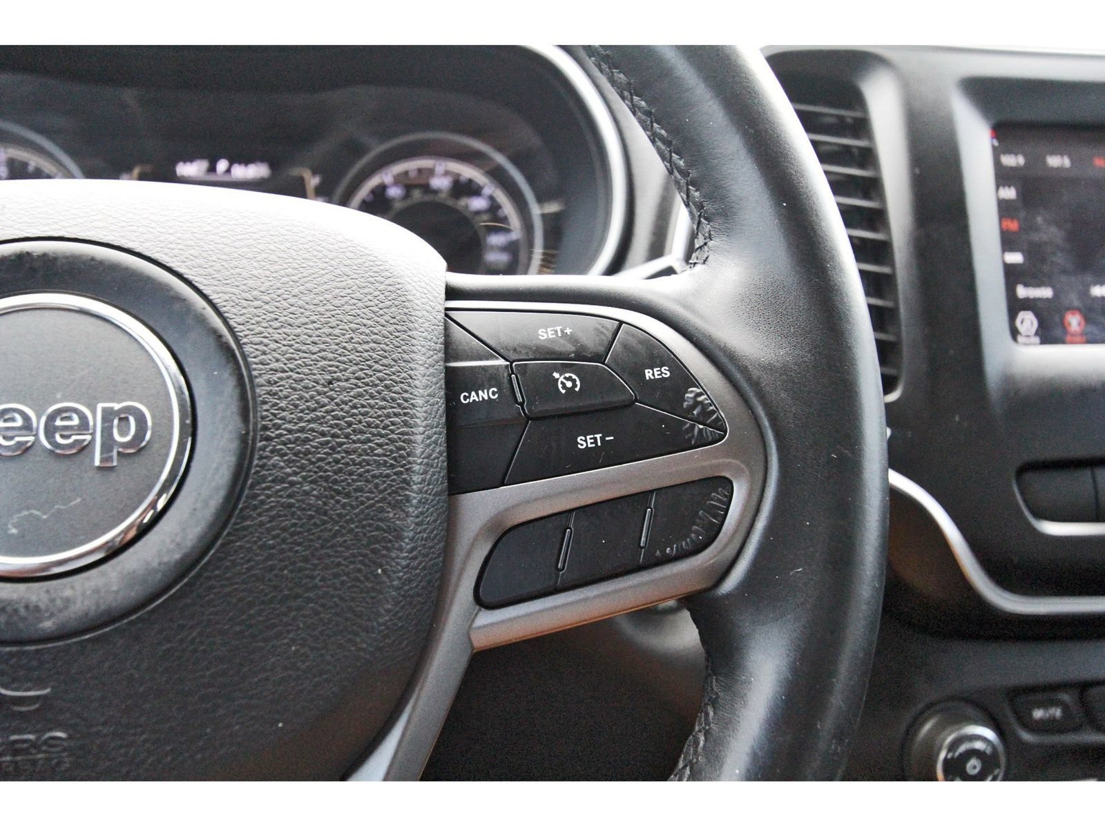 Used 2019 Jeep Cherokee Latitude Plus FWD image 24