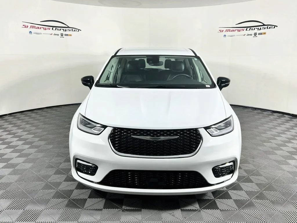 Used 2024 Chrysler Pacifica Touring-L FWD image 3