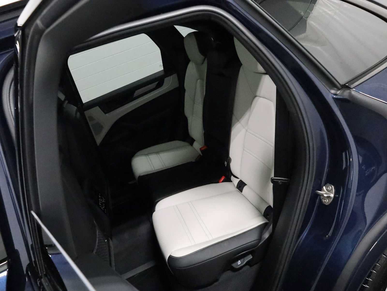 Certified 2025 Porsche Cayenne E-Hybrid AWD/4WD image 37