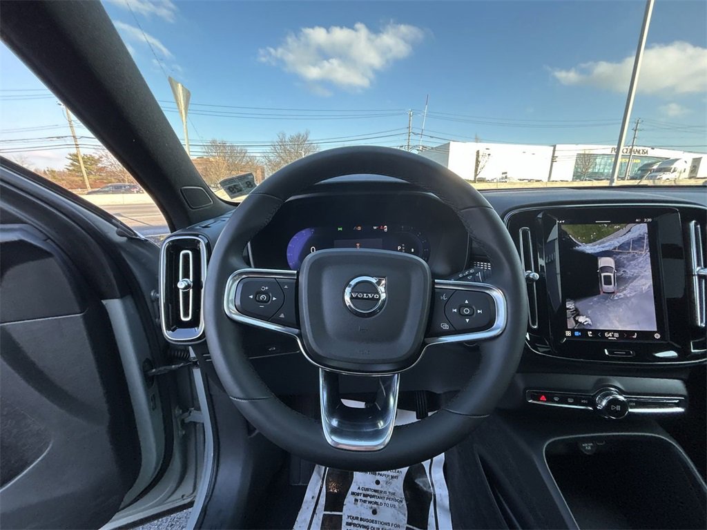 Used 2024 Volvo XC40 B5 Plus image 18