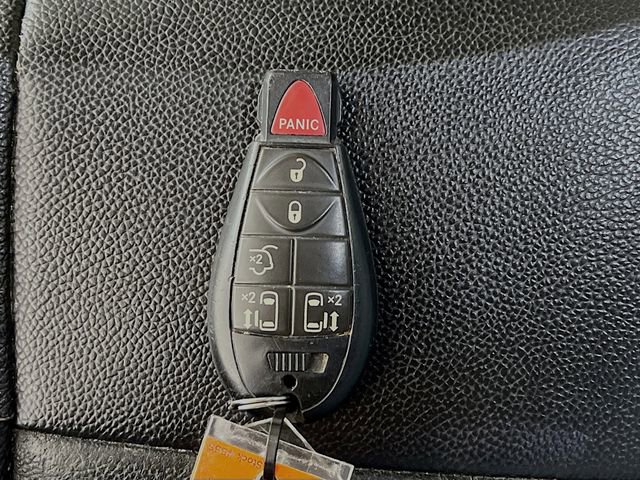 Used 2016 Chrysler Town & Country Touring FWD image 10