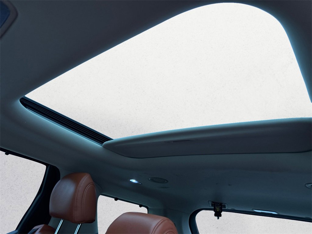 Used 2025 Kia Carnival SX w/ SX Dark Edition Package image 19