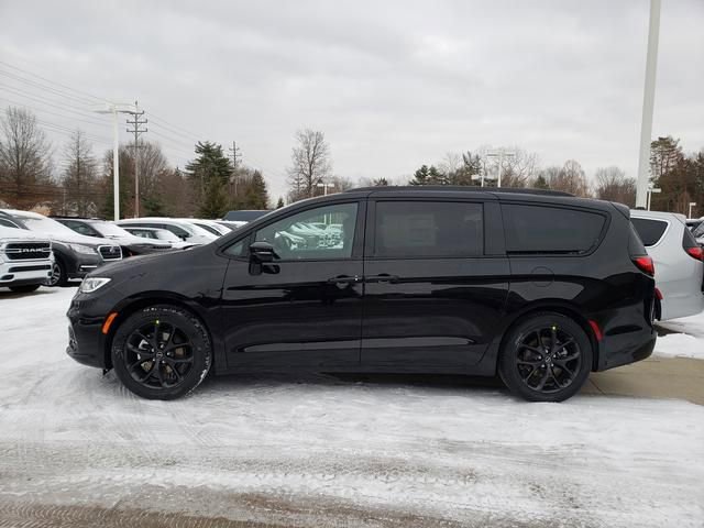New 2026 Chrysler Pacifica Select w/ S Appearance Package FWD image 3