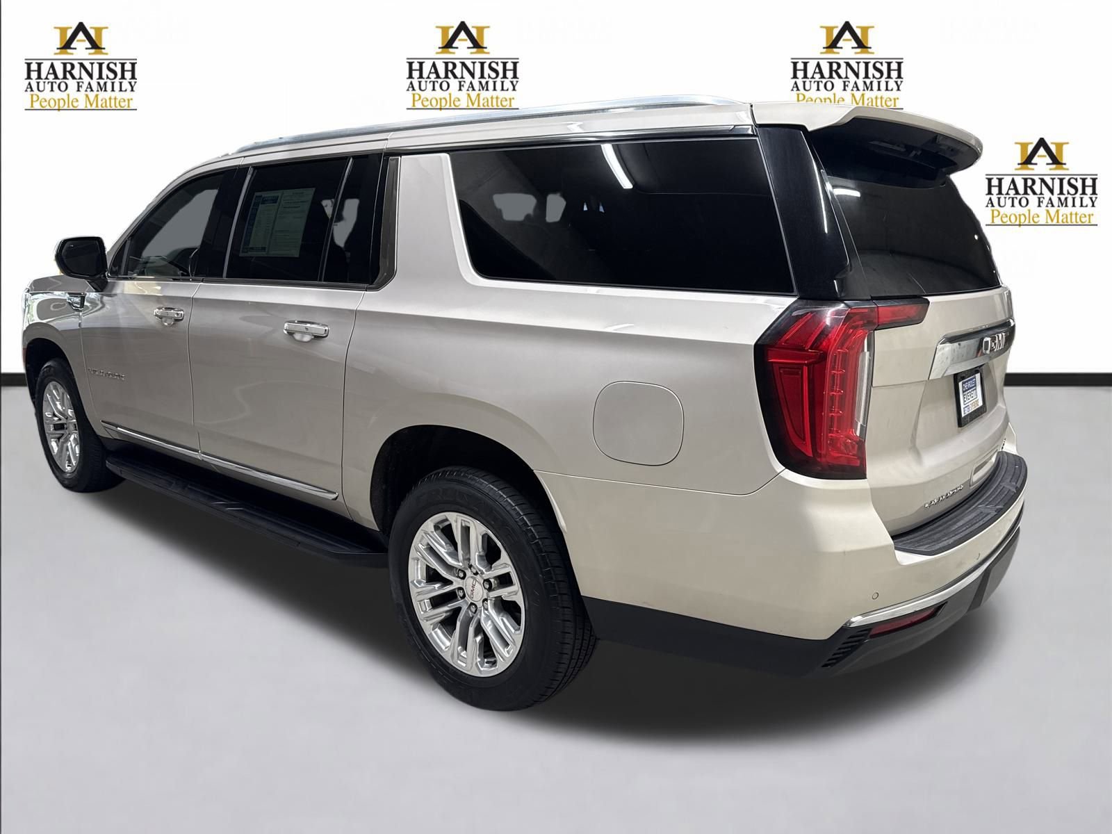 Used 2021 GMC Yukon XL SLT image 3