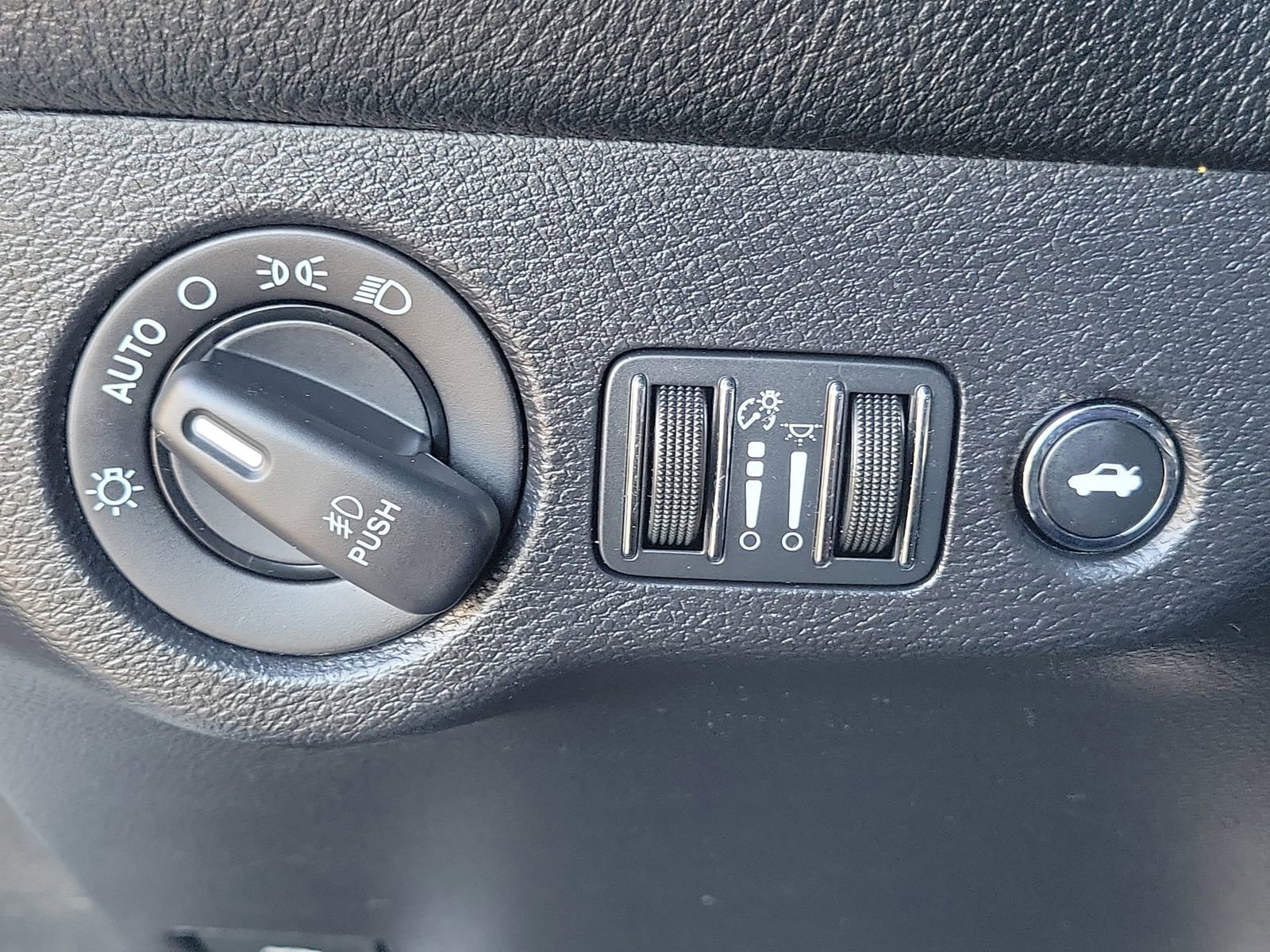 Used 2015 Dodge Challenger SXT Plus w/ Driver Convenience Group image 17