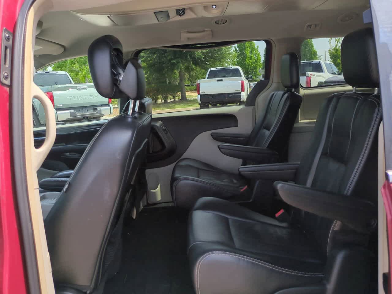 Used 2014 Chrysler Town & Country Touring FWD image 14