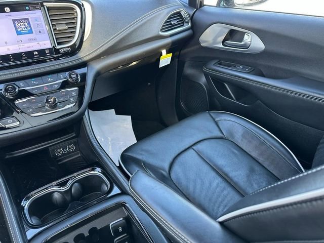 Used 2025 Chrysler Pacifica Limited image 17