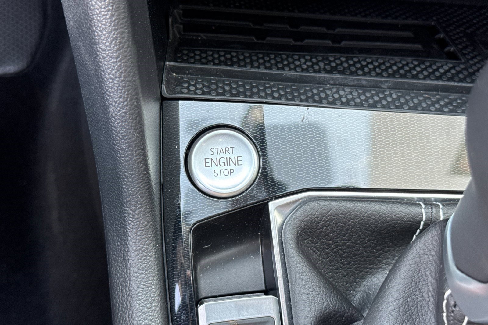 Used 2025 Volkswagen Taos SE w/ Panoramic Sunroof Package image 33