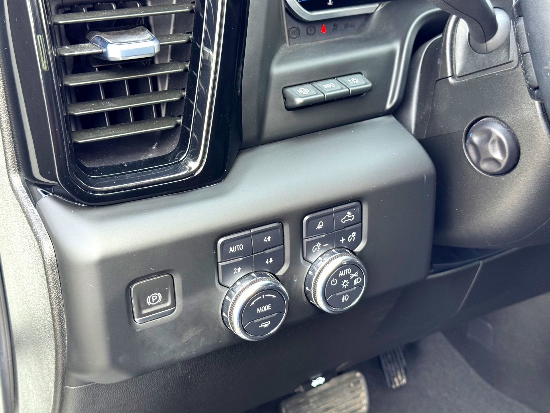 Used 2024 GMC Sierra 1500 AT4 w/ Technology Package AWD/4WD image 15