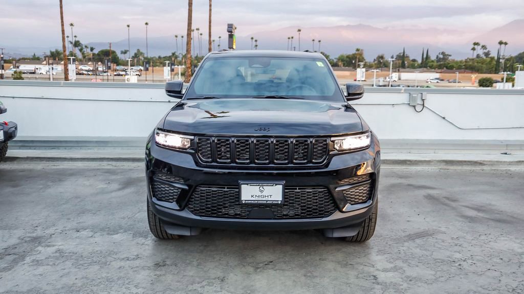 New 2025 Jeep Grand Cherokee Altitude image 3