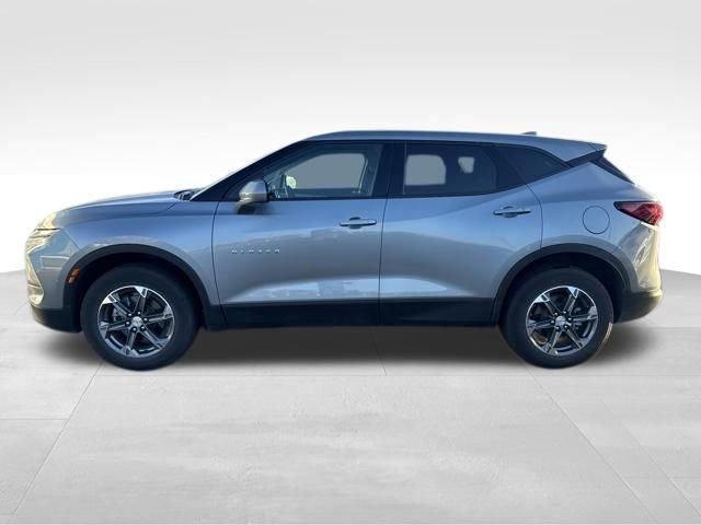 Used 2025 Chevrolet Blazer LT image 2
