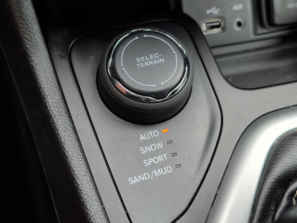 Used 2018 Jeep Cherokee Latitude Plus w/ Cold Weather Group AWD/4WD image 46