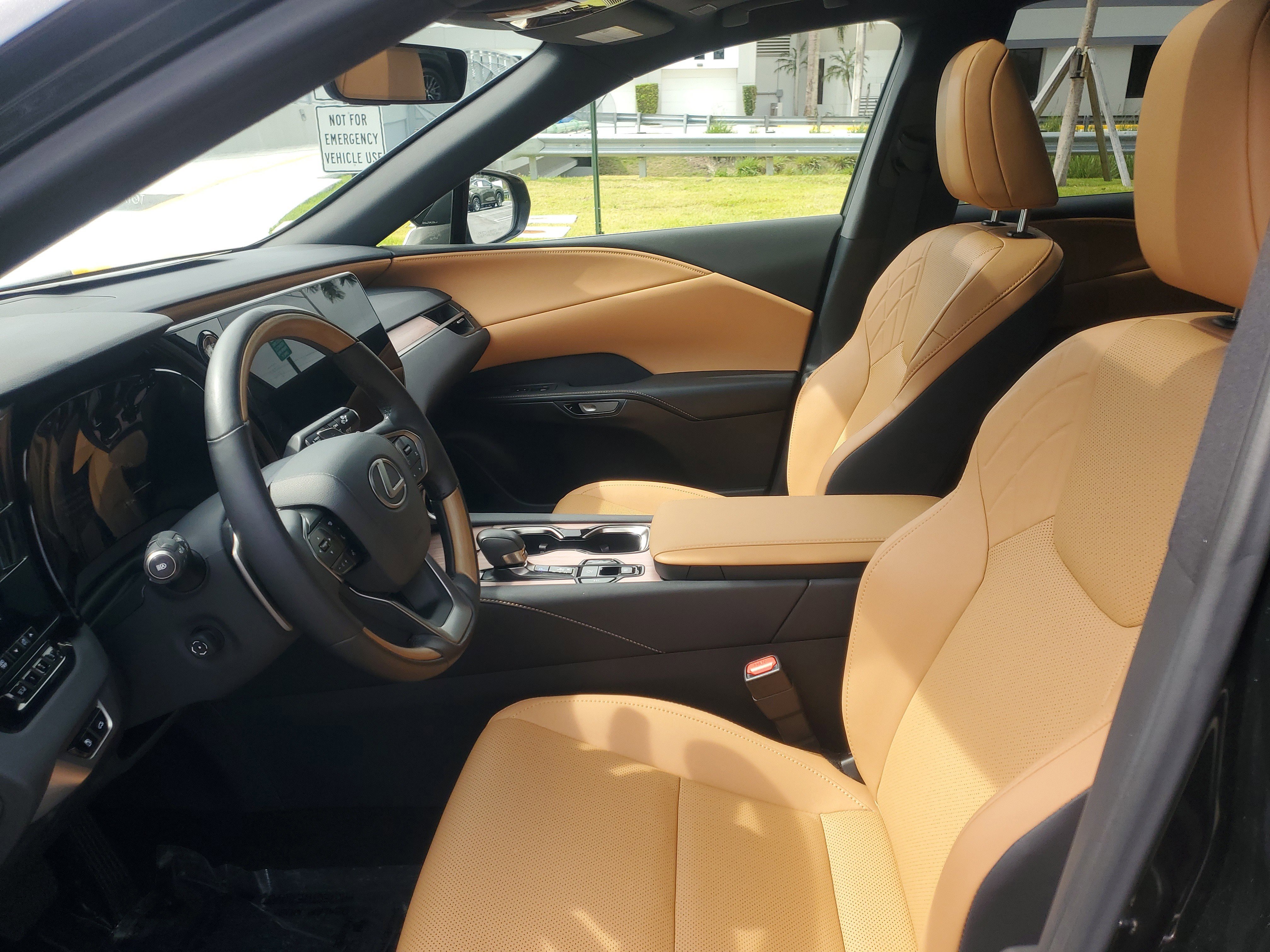 Used 2025 Lexus RX 350 Premium w/ Accessory Package (Z1) image 15