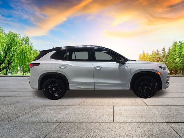 Certified 2025 Volkswagen Tiguan SE R-Line image 3