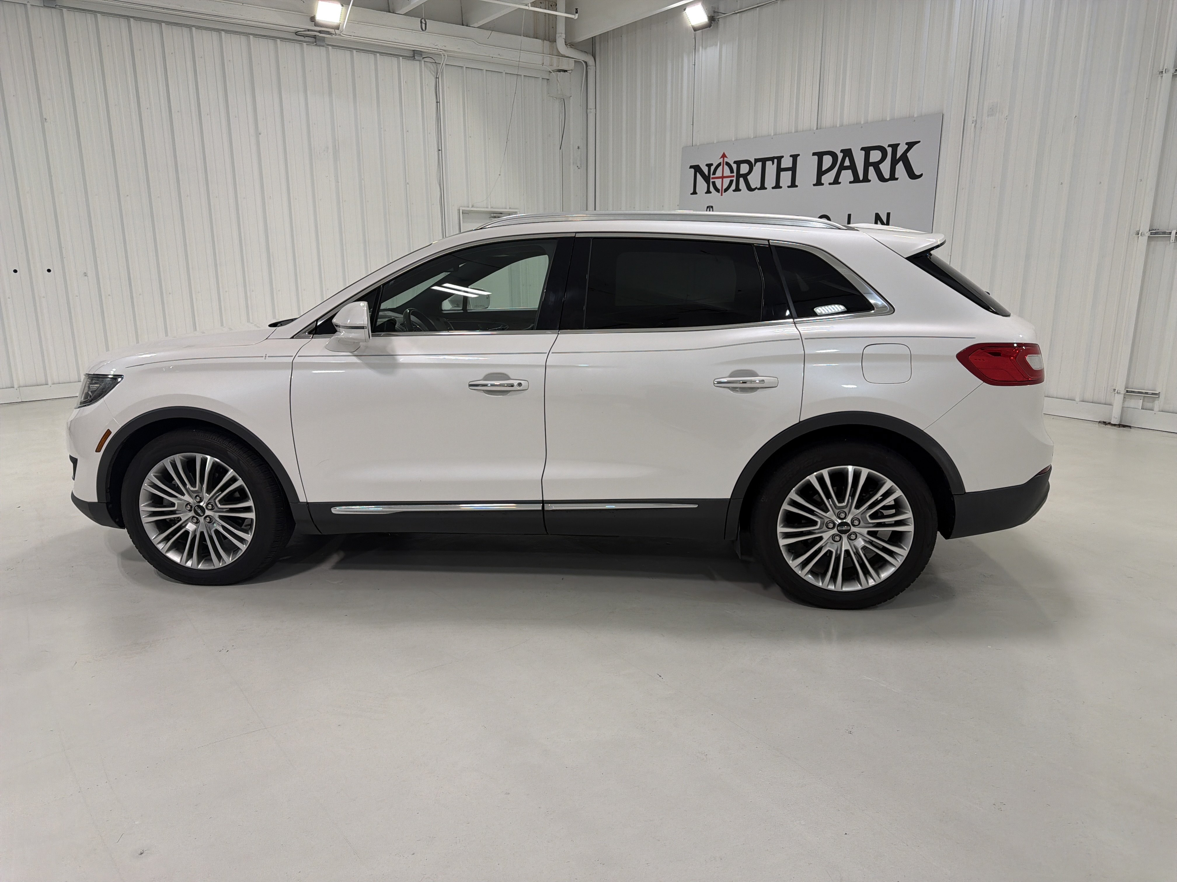 Used 2018 Lincoln MKX Reserve w/ Lincoln MKX Climate Package FWD image 2