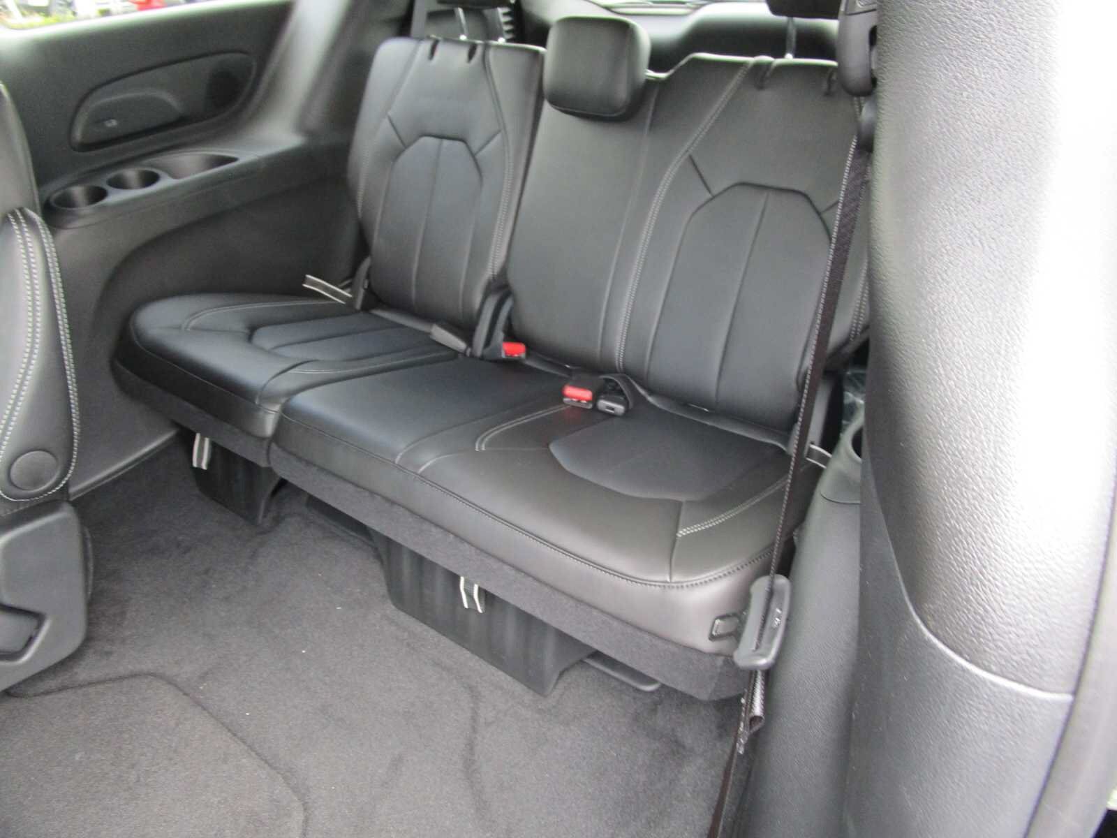 New 2026 Chrysler Pacifica Select FWD image 21