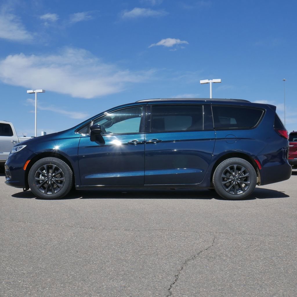 Used 2021 Chrysler Pacifica Touring-L w/ S Appearance Package FWD image 3
