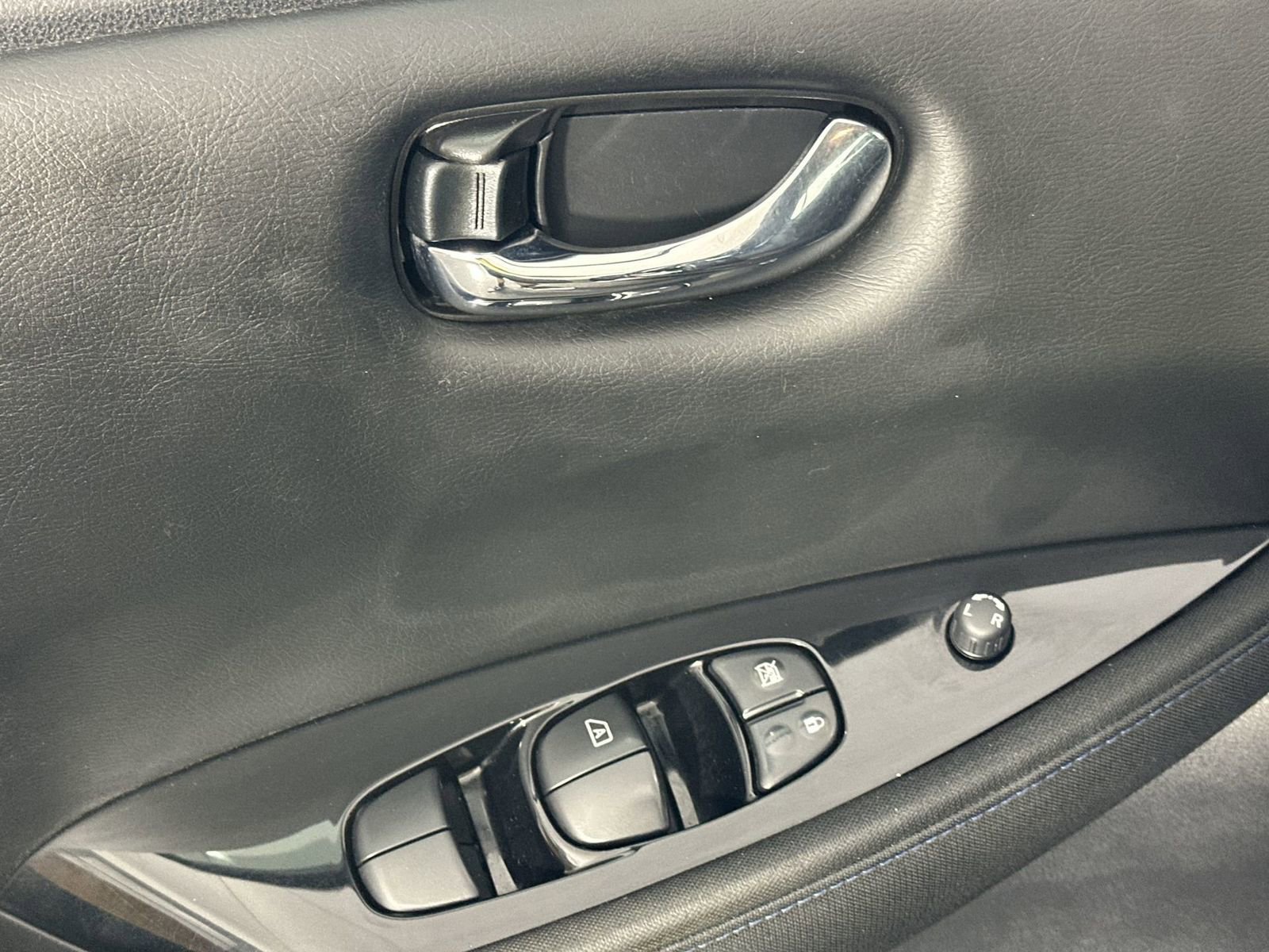 Used 2019 Nissan Leaf SV w/ SV Technology Package image 17