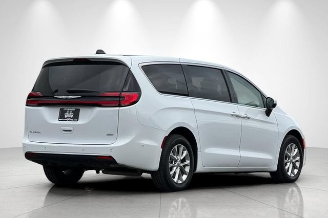 Used 2023 Chrysler Pacifica Touring-L AWD/4WD image 4