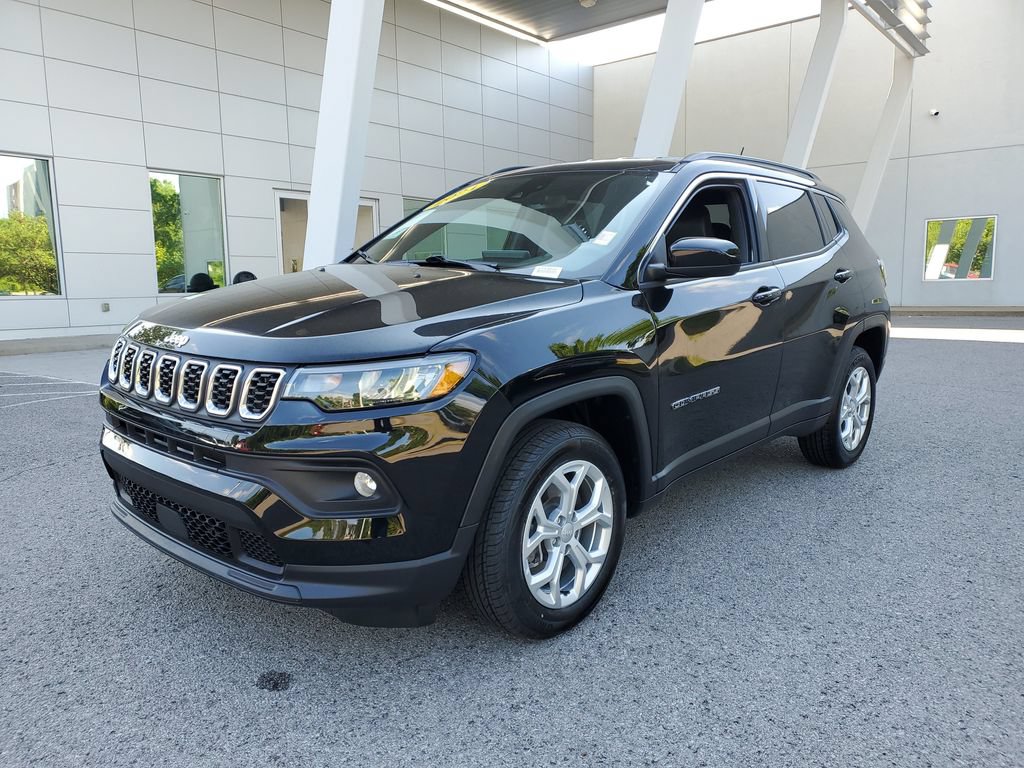 Used 2024 Jeep Compass Latitude AWD/4WD image 2