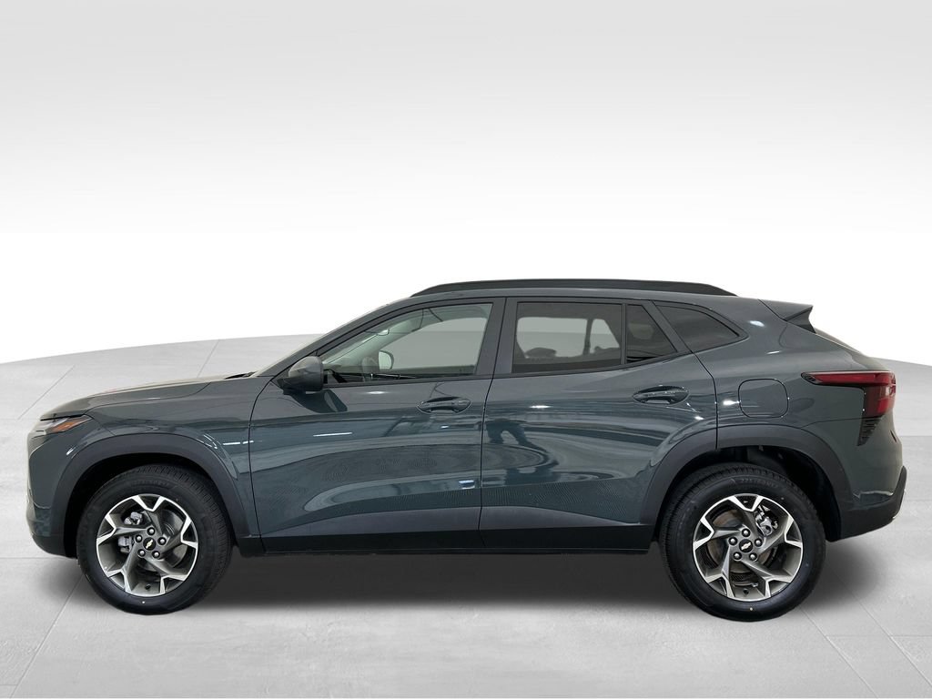 Used 2025 Chevrolet Trax LT FWD image 2