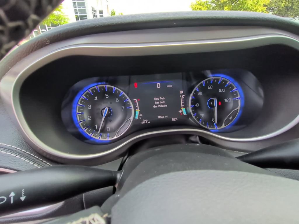 Used 2022 Chrysler Pacifica Touring-L AWD/4WD image 10