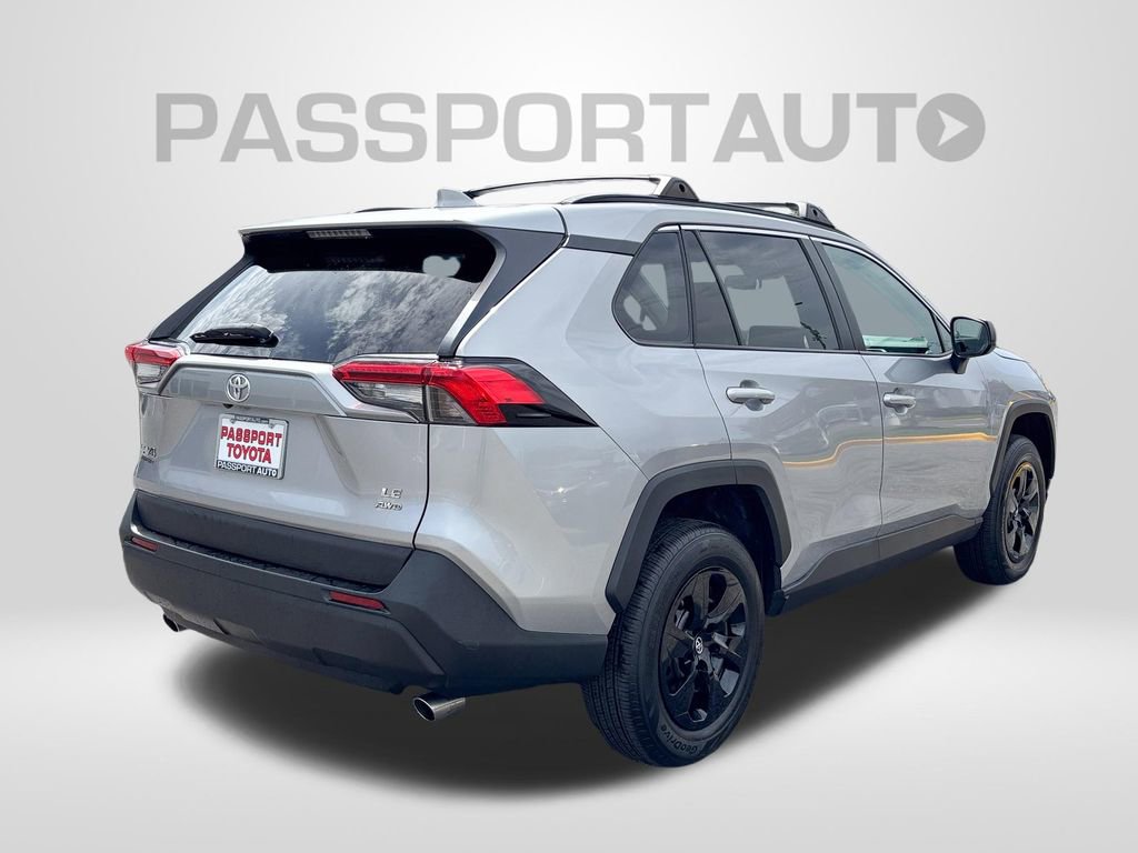 Used 2021 Toyota RAV4 LE AWD/4WD image 8