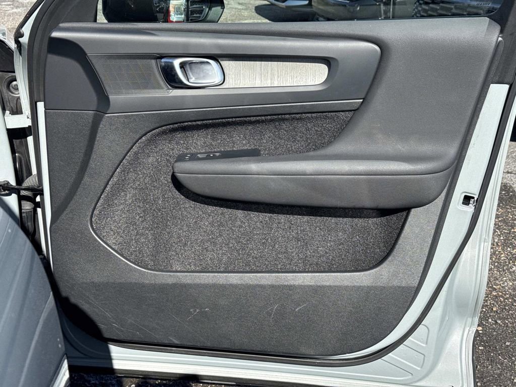 Used 2024 Volvo XC40 B5 Plus image 23