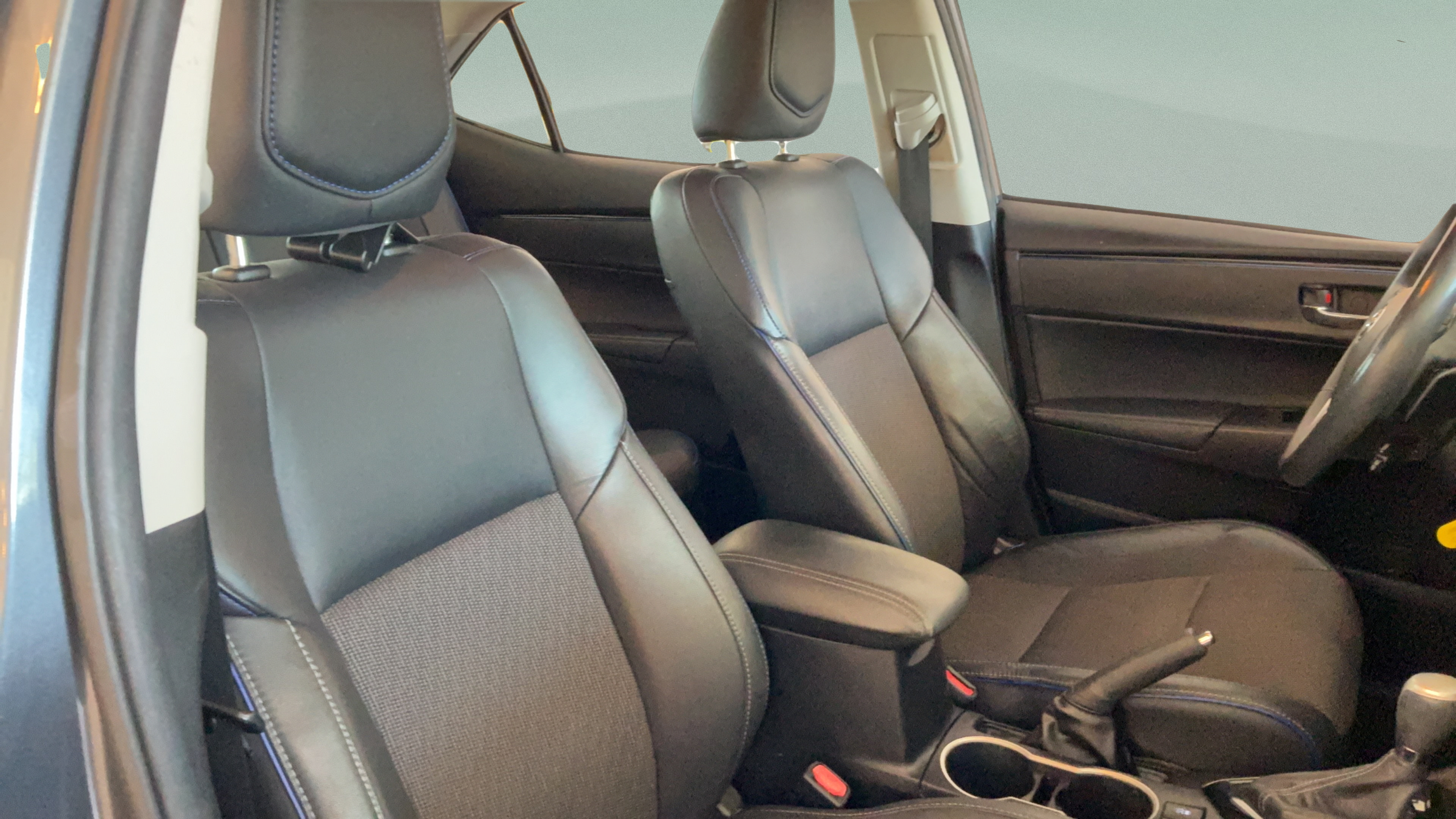 Used 2017 Toyota Corolla SE FWD image 35