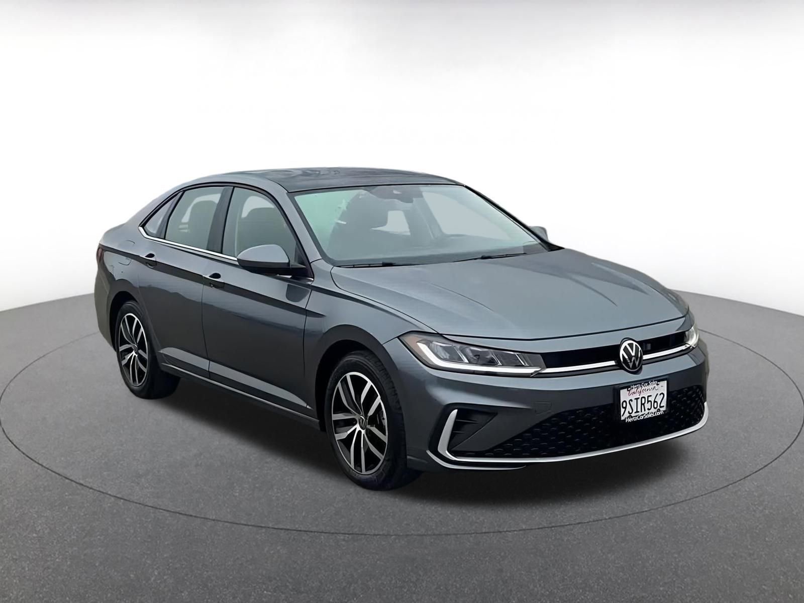 Used 2025 Volkswagen Jetta SE image 3