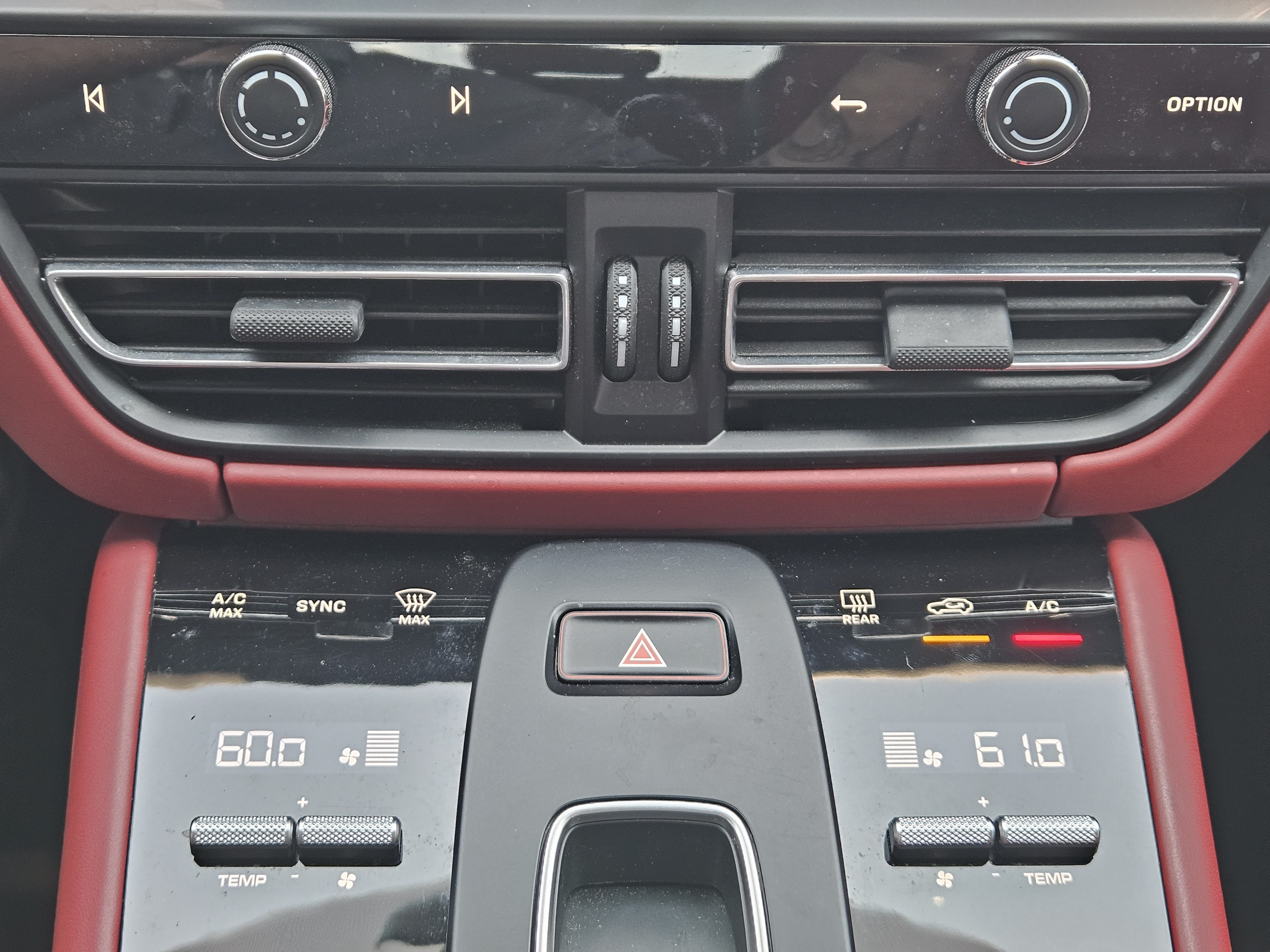 Certified 2024 Porsche Macan S AWD/4WD image 19