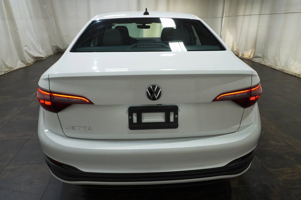 Used 2023 Volkswagen Jetta Sport image 4