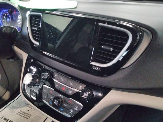 Used 2024 Chrysler Pacifica Touring-L image 21