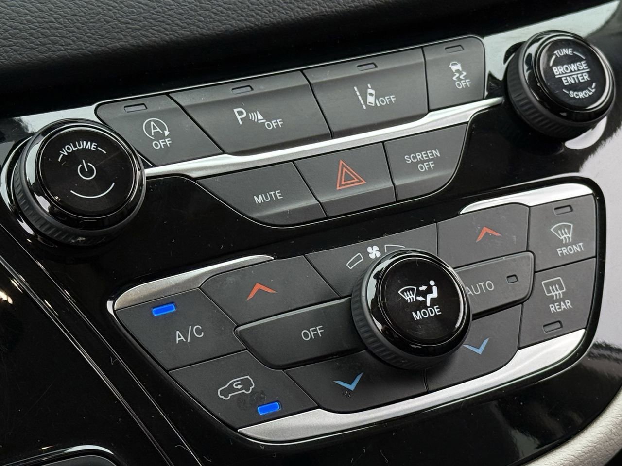 Used 2023 Chrysler Pacifica Touring-L FWD image 17