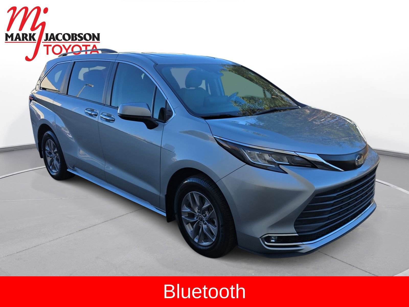 Used 2022 Toyota Sienna XLE image 4