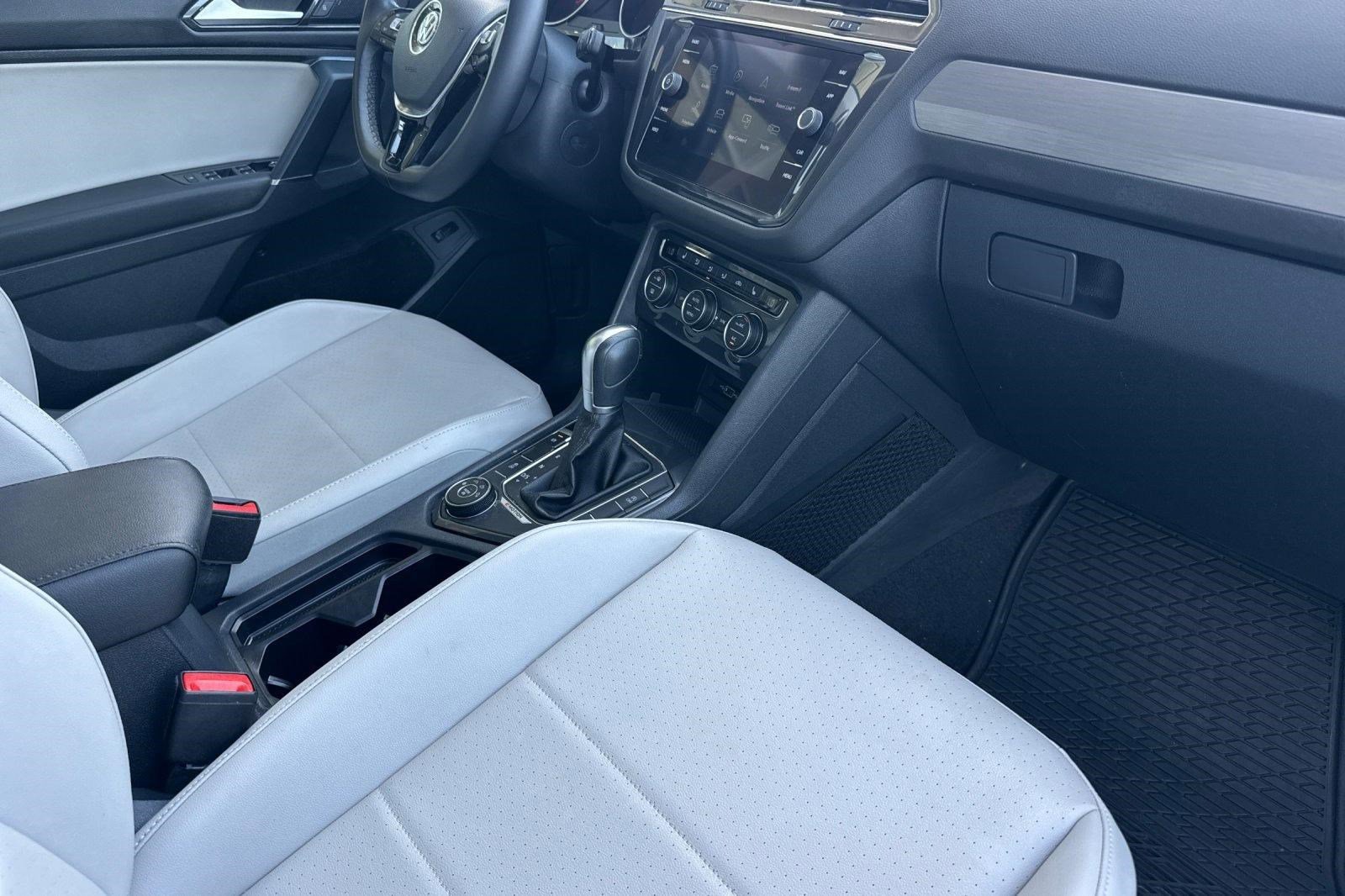 Used 2018 Volkswagen Tiguan SEL AWD/4WD image 32